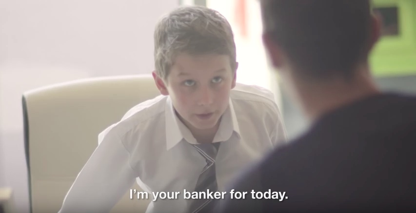 Happiness rekruteert bankiers in korte broek voor Record Bank 
