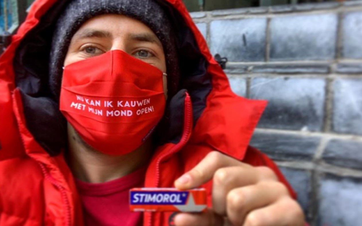 Stimorol past zijn slogan aan om mensen hun mondmaskers te doen dragen