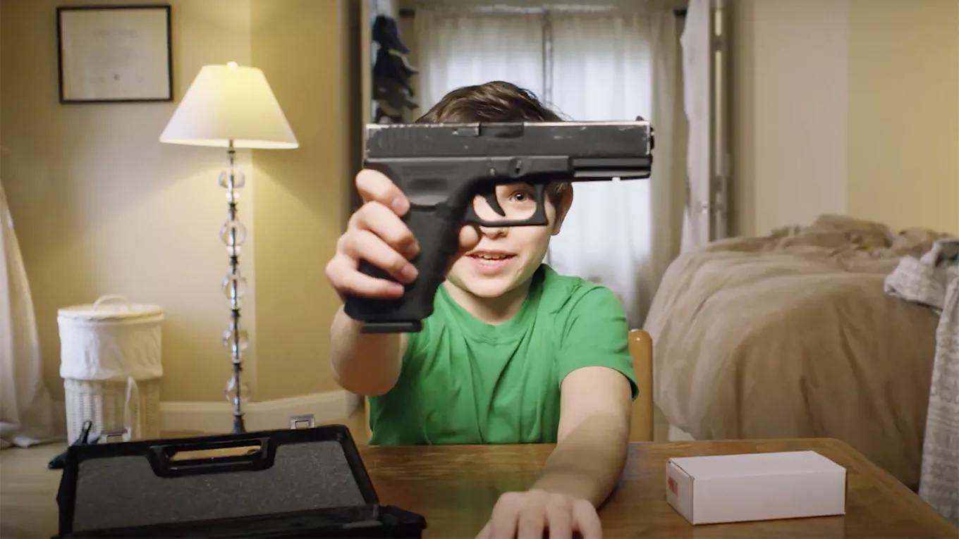 USA : Grey diffuse un unboxing pour inciter les parents à verrouiller leurs armes à feu