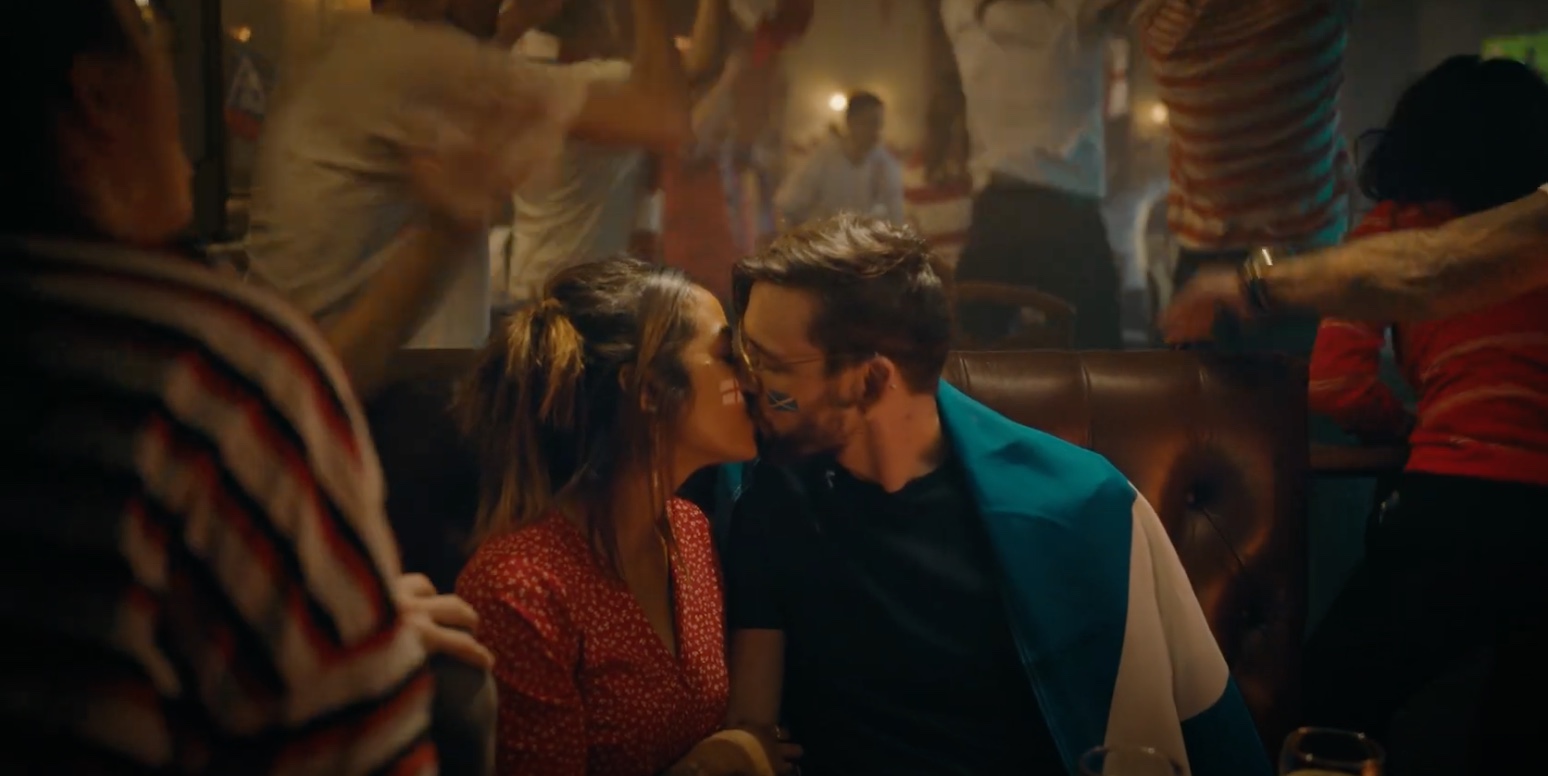 Caviar dépasse les rivalités entre fans de foot pour Booking.com