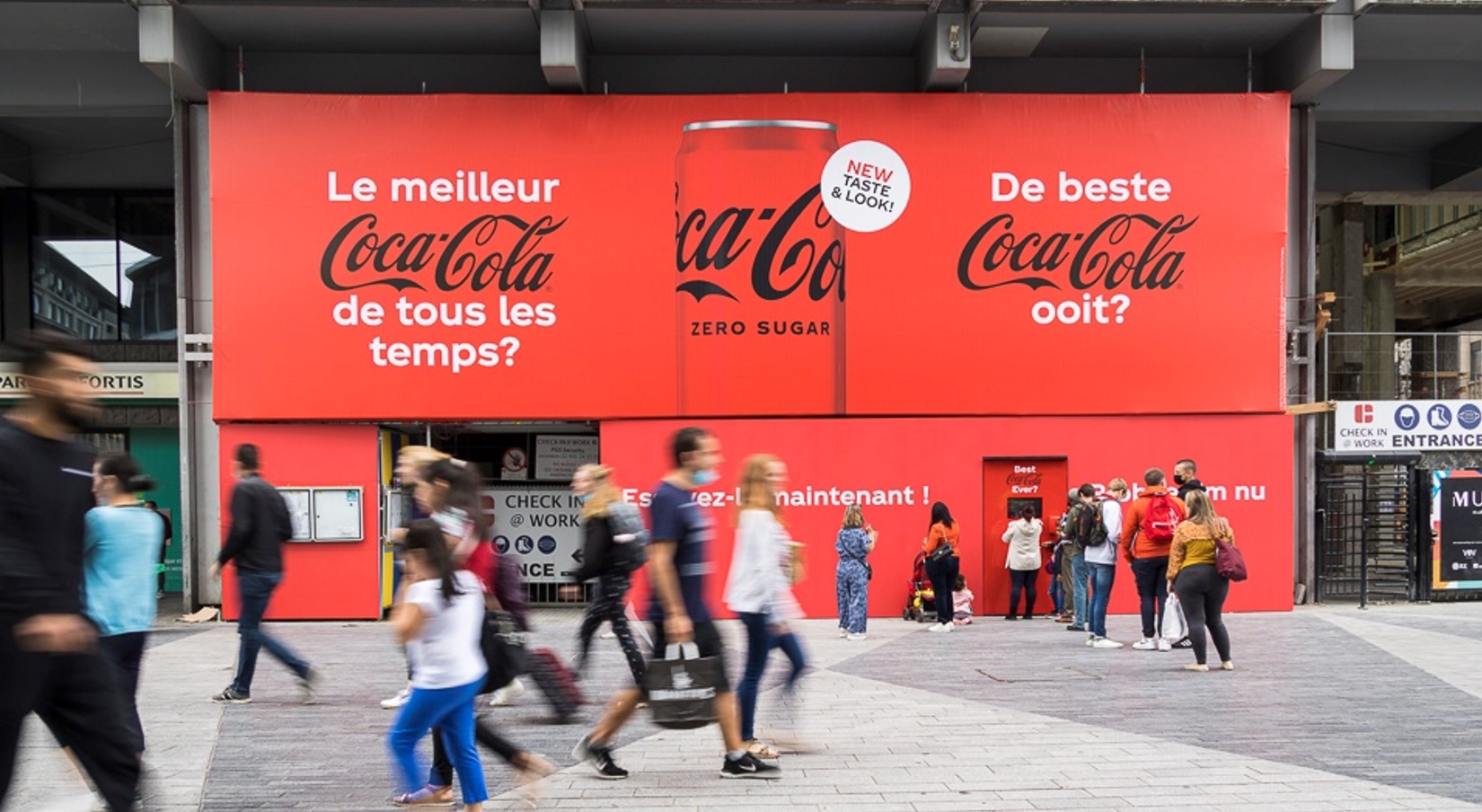 Mediabrands en Clear Channel creëren een reusachtige automaat voor Coca-Cola