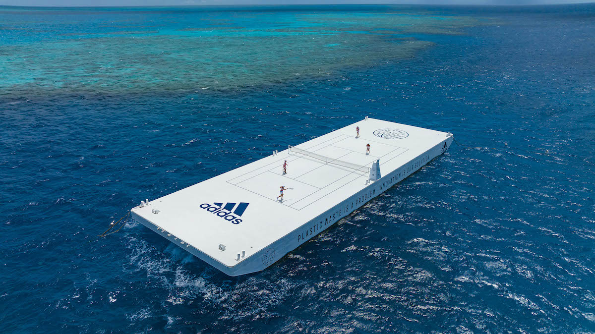 Adidas speelt tennis op zee