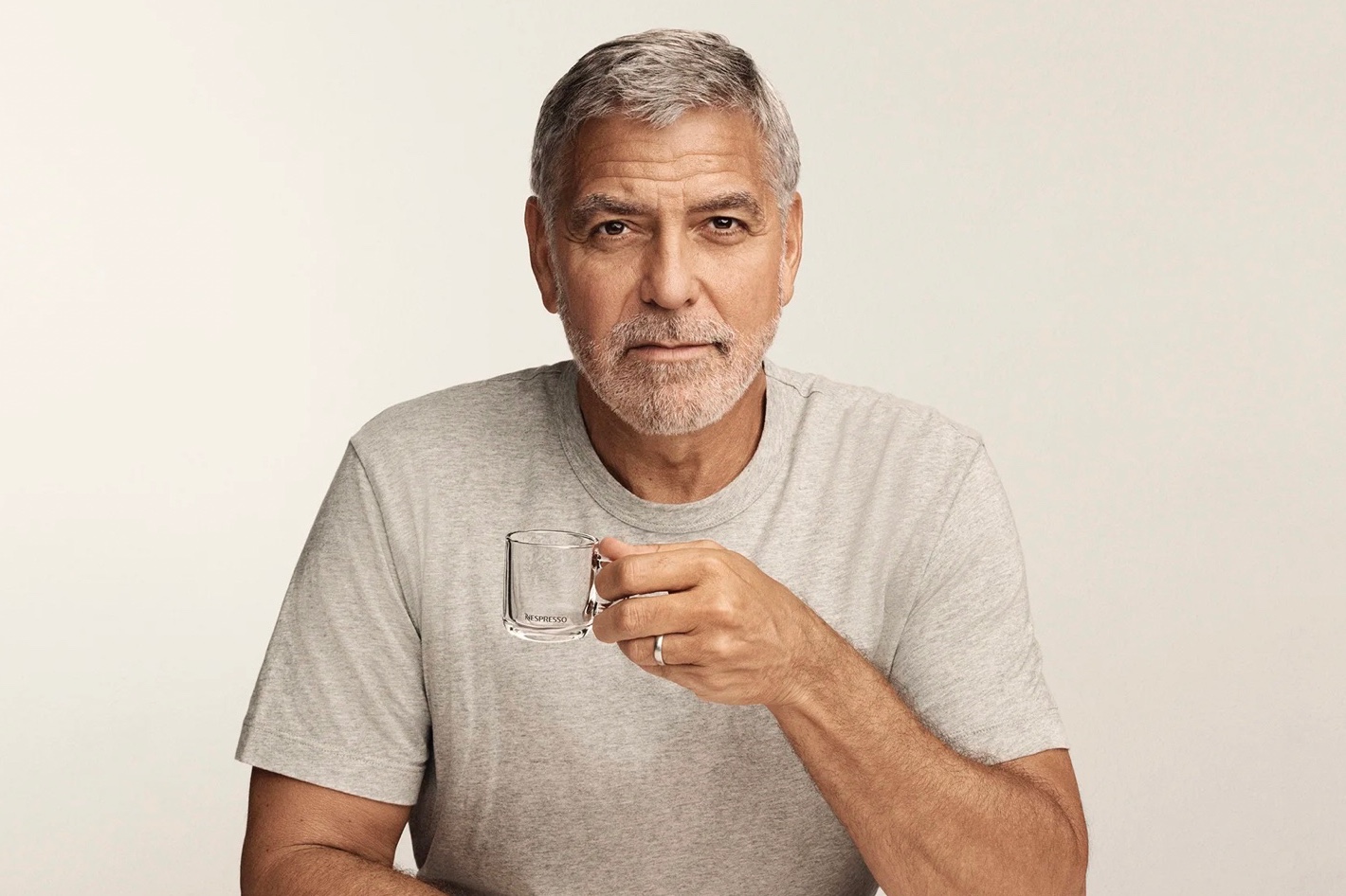Nespresso schenkt een leeg kopje koffie aan George Clooney