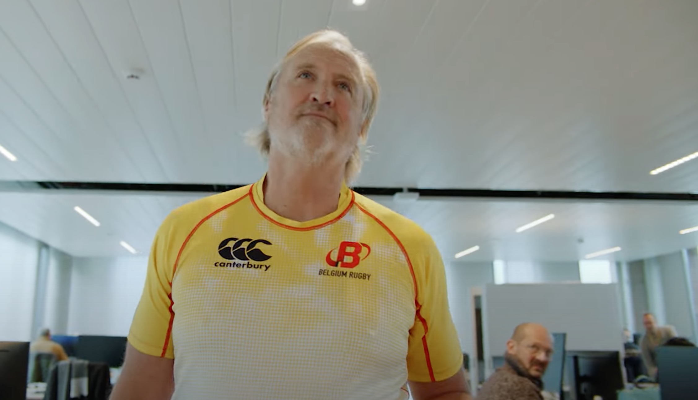 John Porter in vol rugby-ornaat voor Play Sports met BePublic