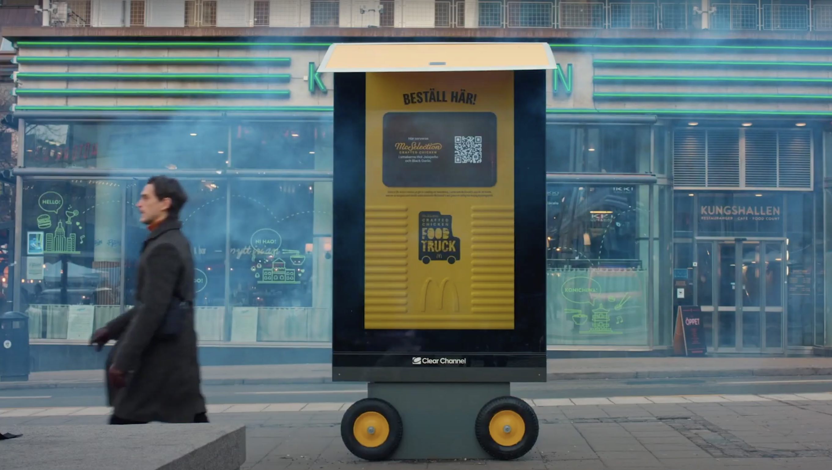 McDo transforme des billboards en food trucks (by Focalys)