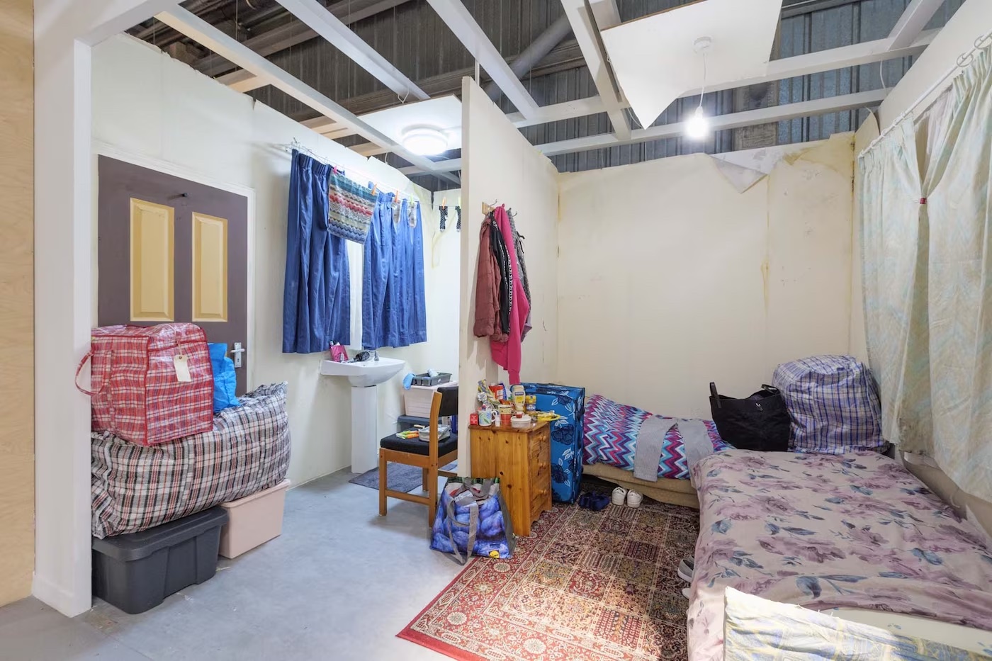Ikea sensibiliseert voor wooncrisis met onleefbare kamers in zijn winkels (by Focalys)
