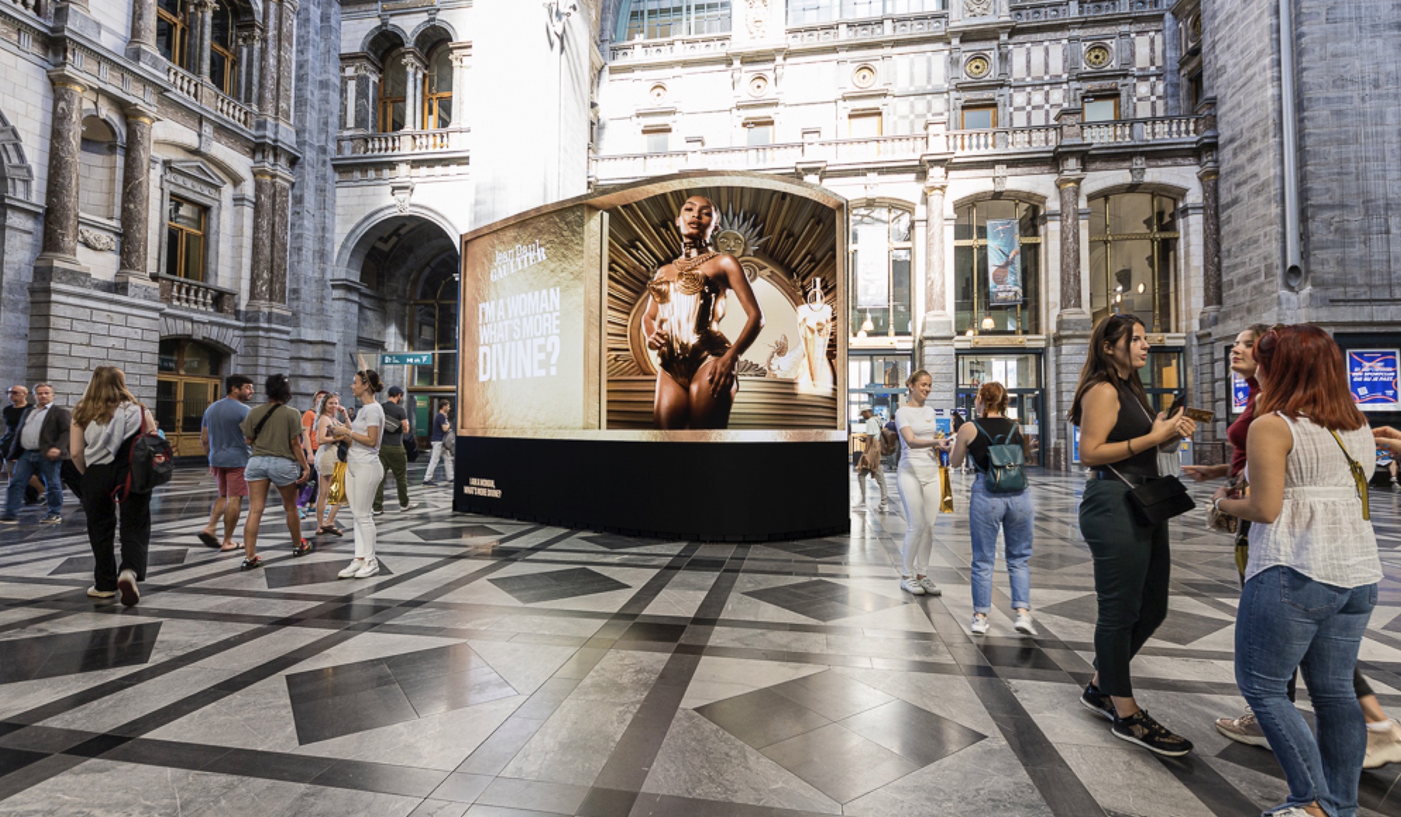 Jean Paul Gaultier étrenne l'écran géant 3D incurvé d'Urban Media 