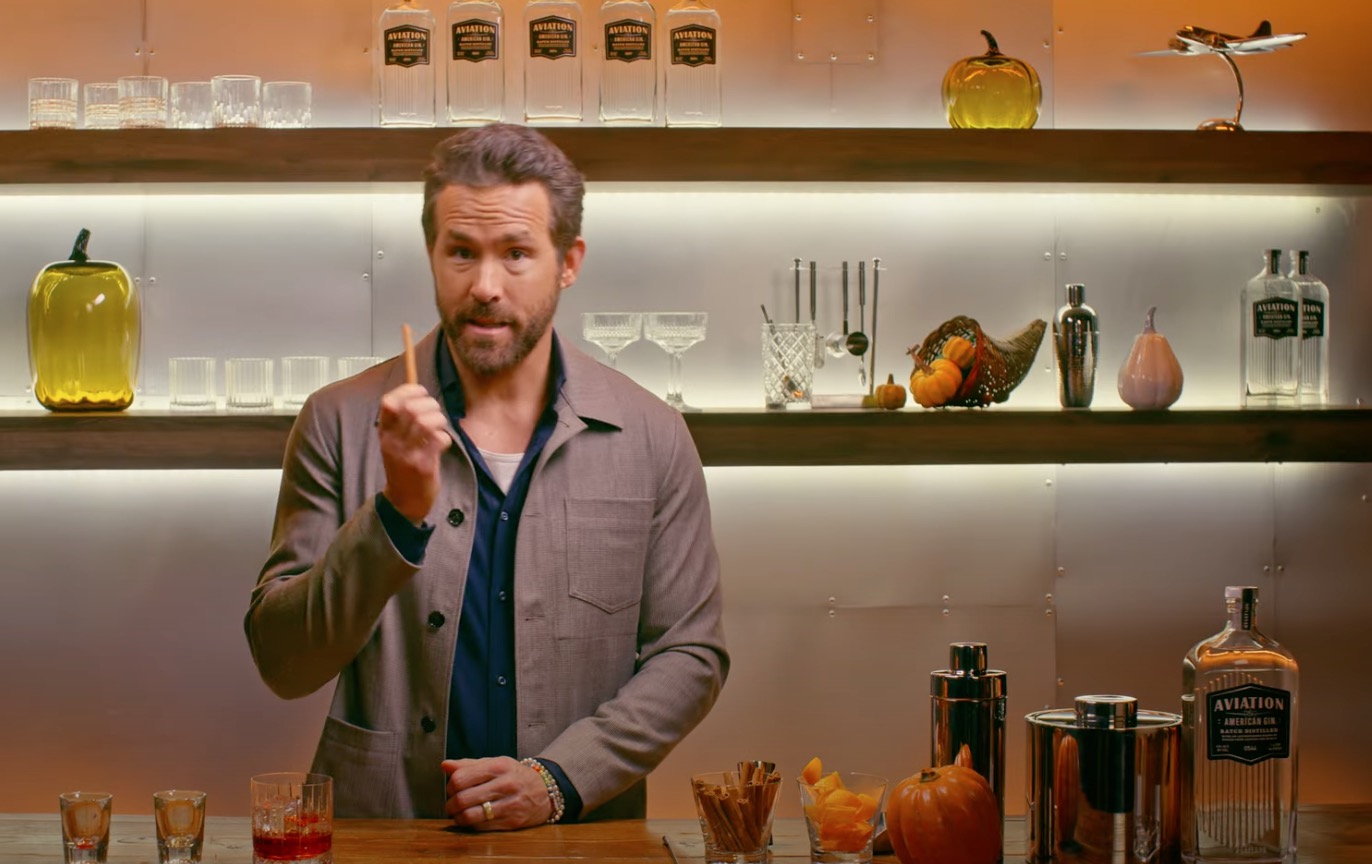 Hoe Ryan Reynolds de Negroni Week mixt met pumpkin spice voor Aviation Gin