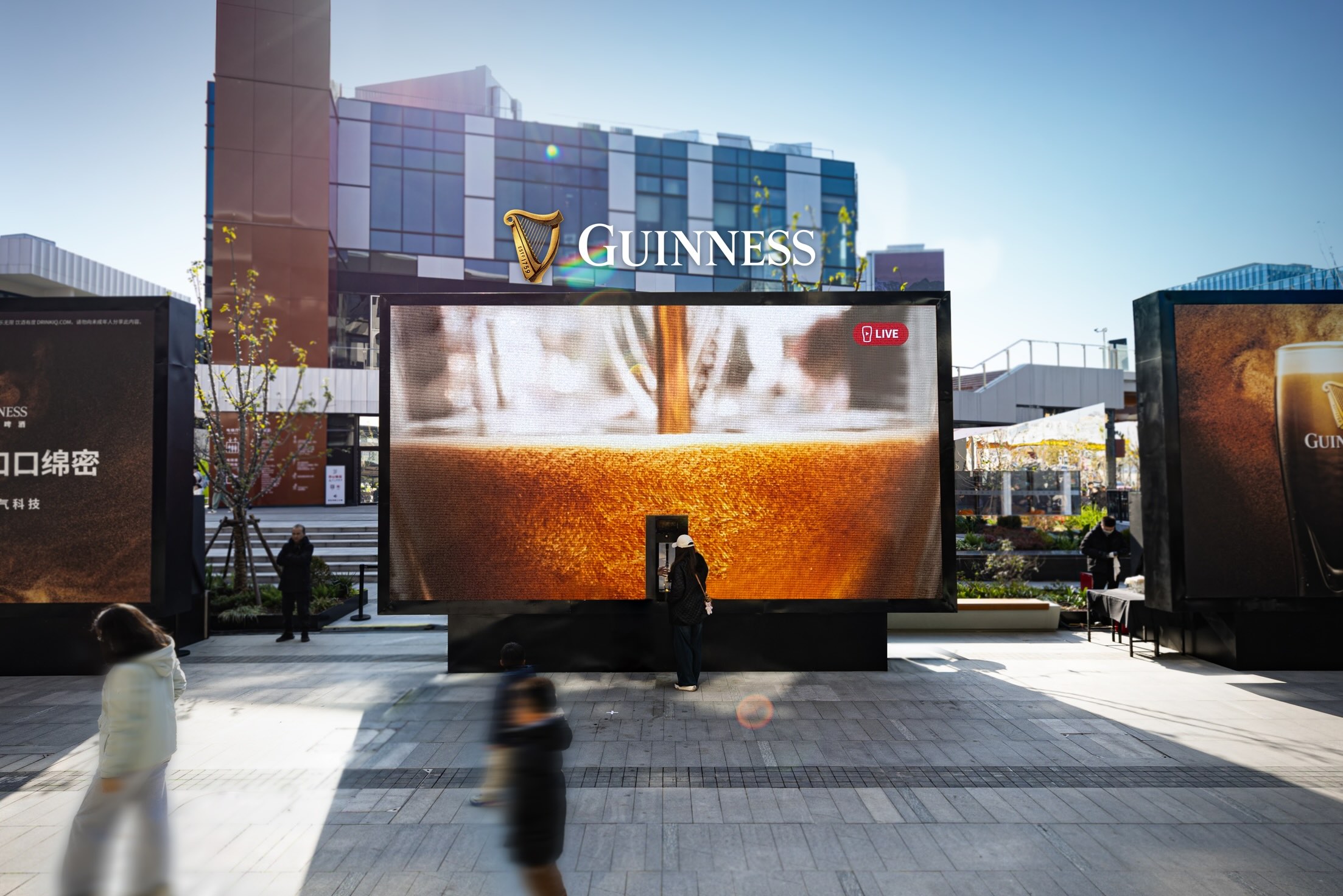 Guinness crée des spots en live dans la rue (by Focalys)
