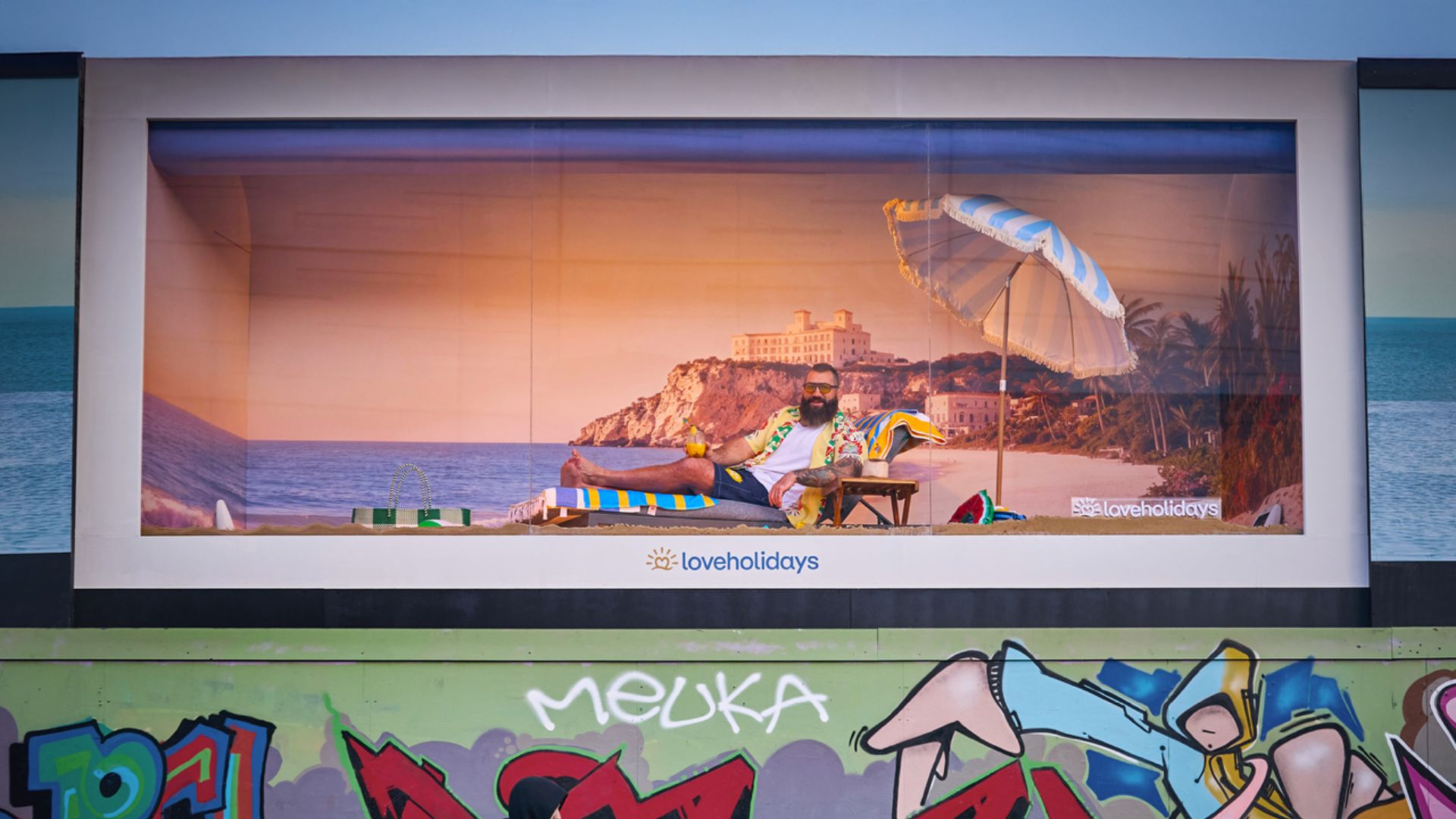 Loveholidays met un acteur dans un billboard (by Focalys)