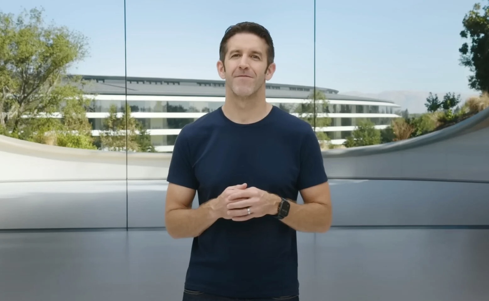 Wat wordt de visie van John Ternus tegenover reclame?