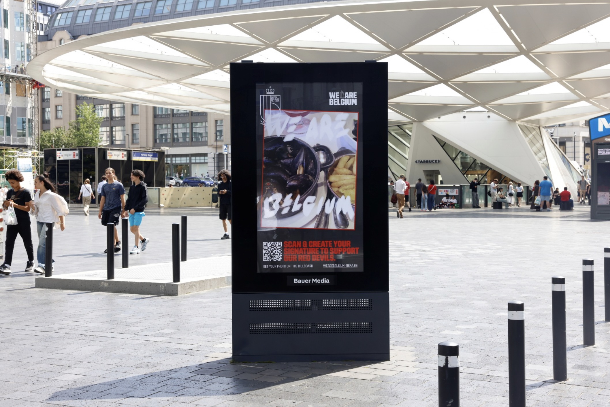 Supporters van de Duivels veroveren schermen van Bauer Media Outdoor