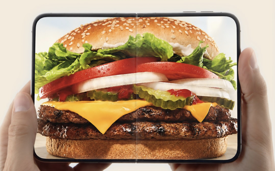 Happiness kijkt met vergrootglas naar Burger King