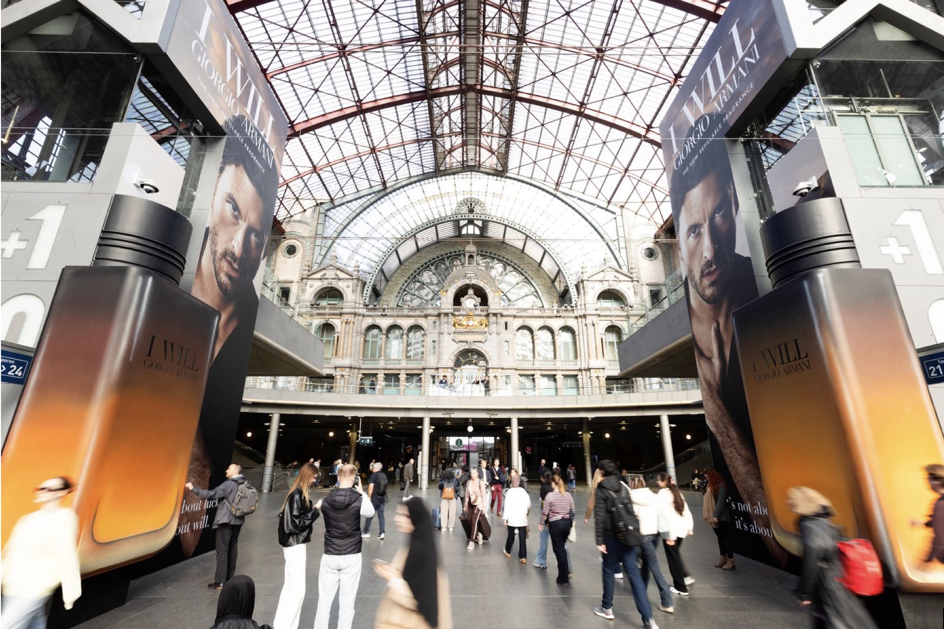Armani op groot formaat in Antwerpen-Centraal