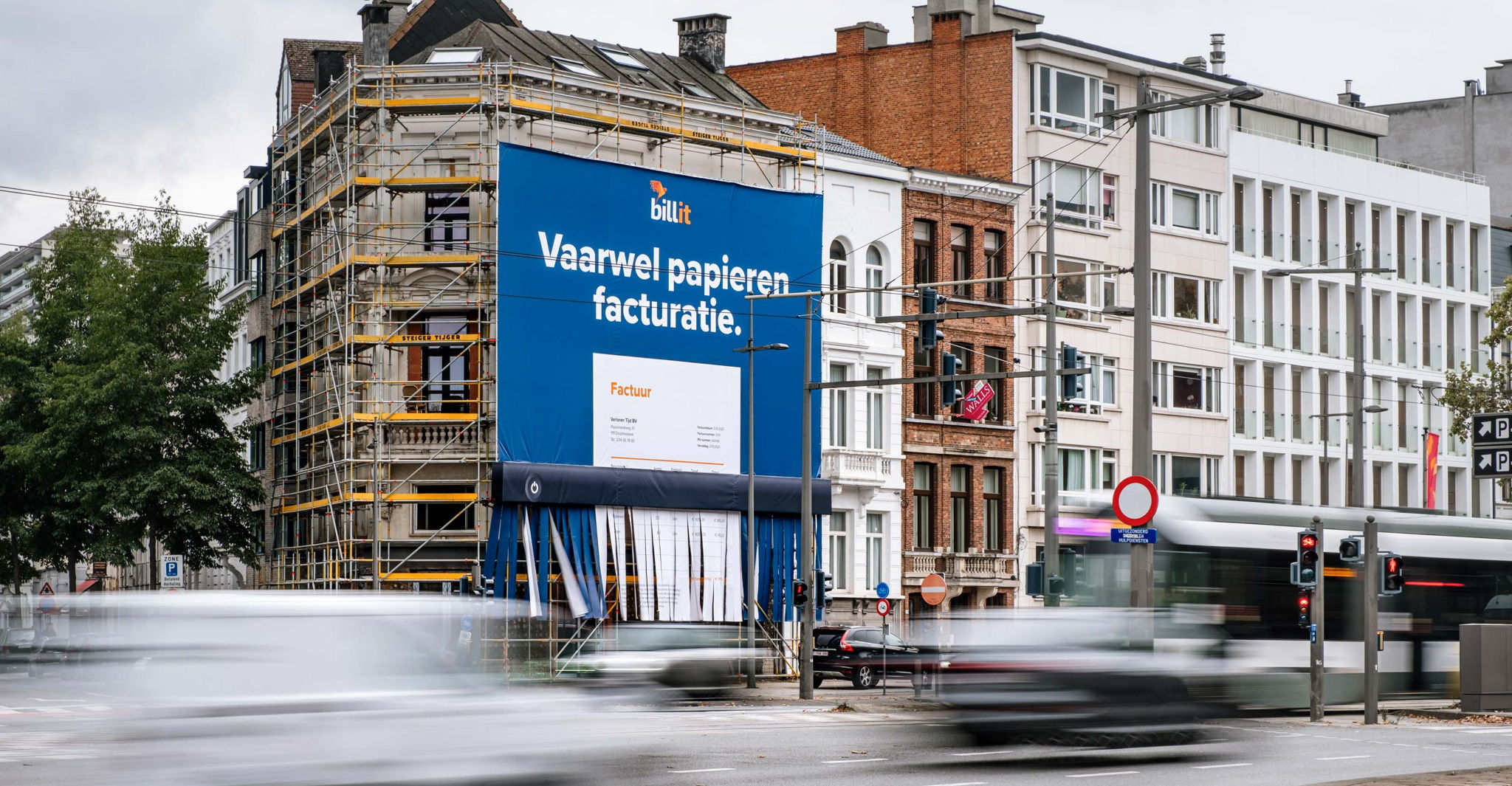 Billit déchiquette un billboard 