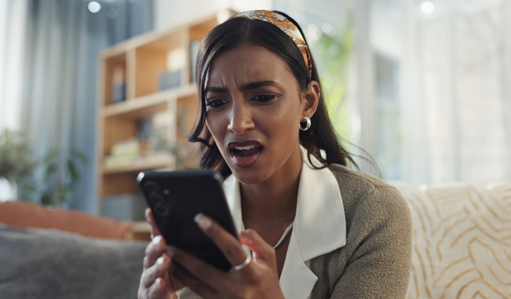 Comment les fake news se répandent dans l'esprit du public 